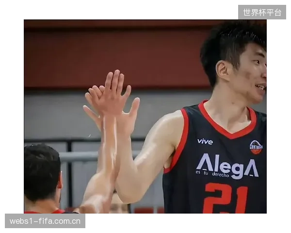 余嘉豪镇守浙江队内线，低位单打与护框能力持续进步。